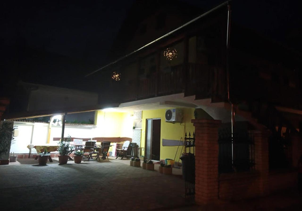 Bazsi Apartman Hajdúszoboszló Esterno foto