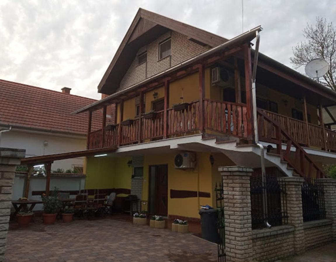 Bazsi Apartman Hajdúszoboszló Esterno foto
